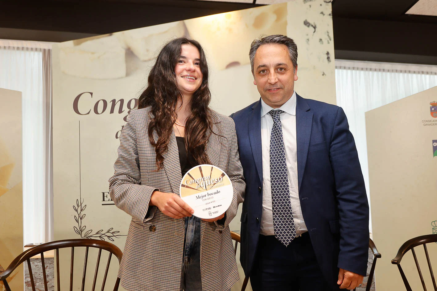 Alicia Seco Somavilla, vecina de Renedo, y el alcalde Carlos Caramés, con el premio que la acredita como ganadora del concurso de pinchos. 